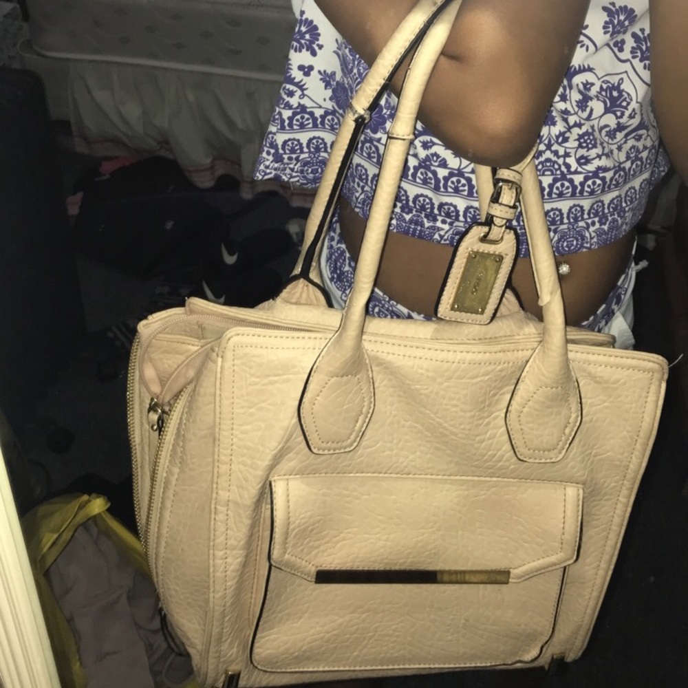 โ๏ธFREE HANDBAG โ๏ธ - Picture 2 of 6